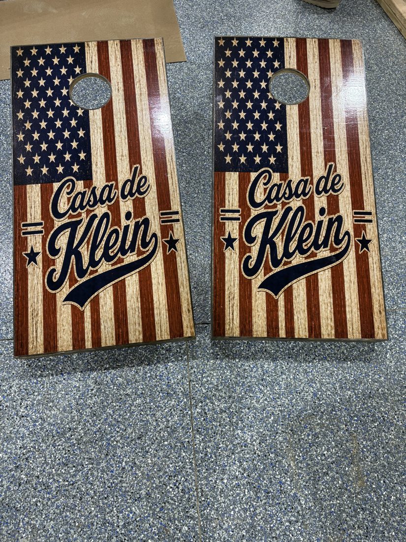 Casa de Klein — wood-grain flag